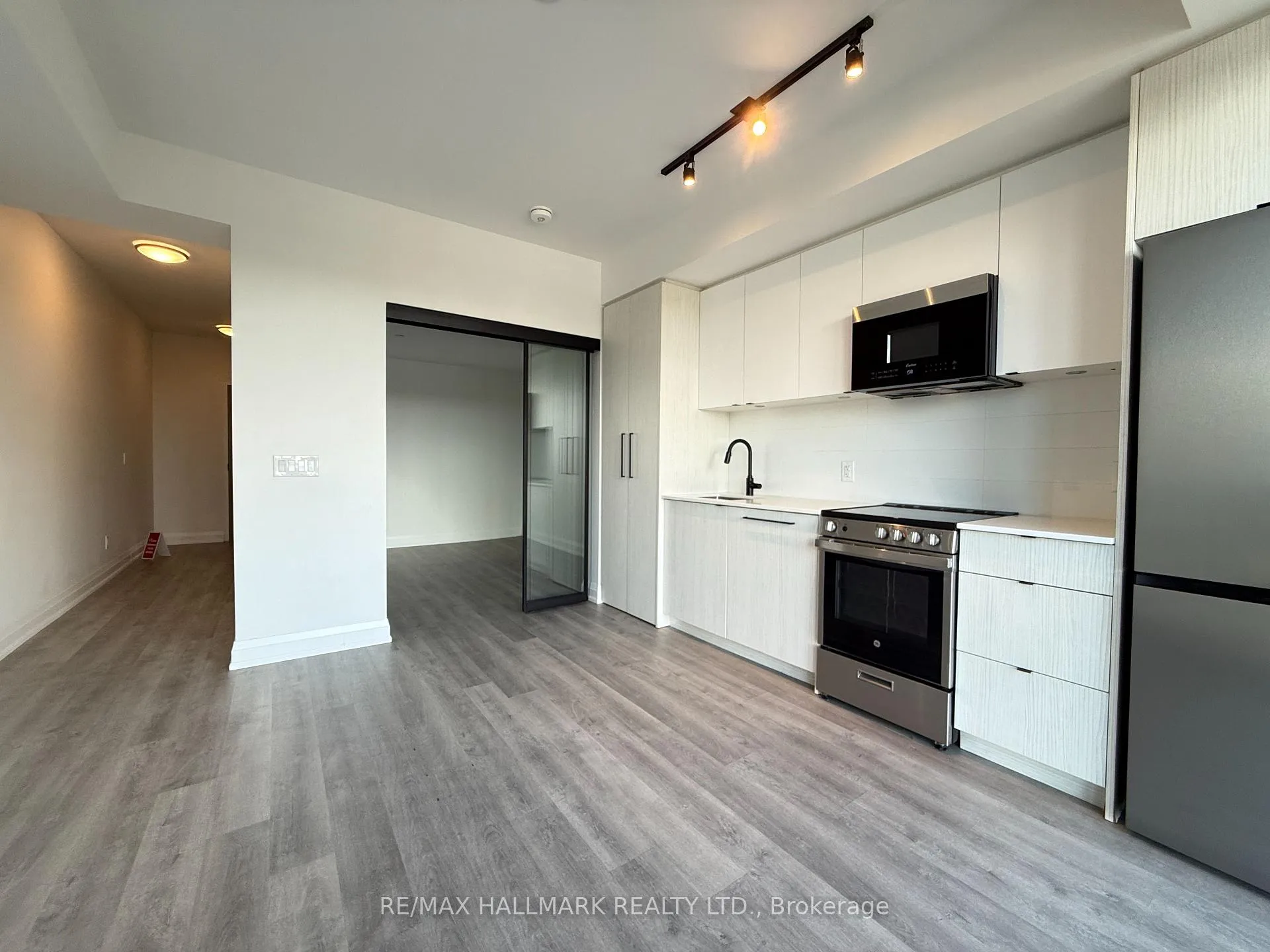 Photo 6 of Unit 606, 2369 Danforth Avenue, Toronto, East End-Danforth — HOMEH
