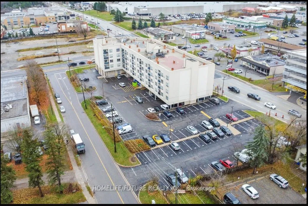 Photo 4 of Unit 314, 160 Wellington Street E, Aurora, Aurora Village — HOMEH
