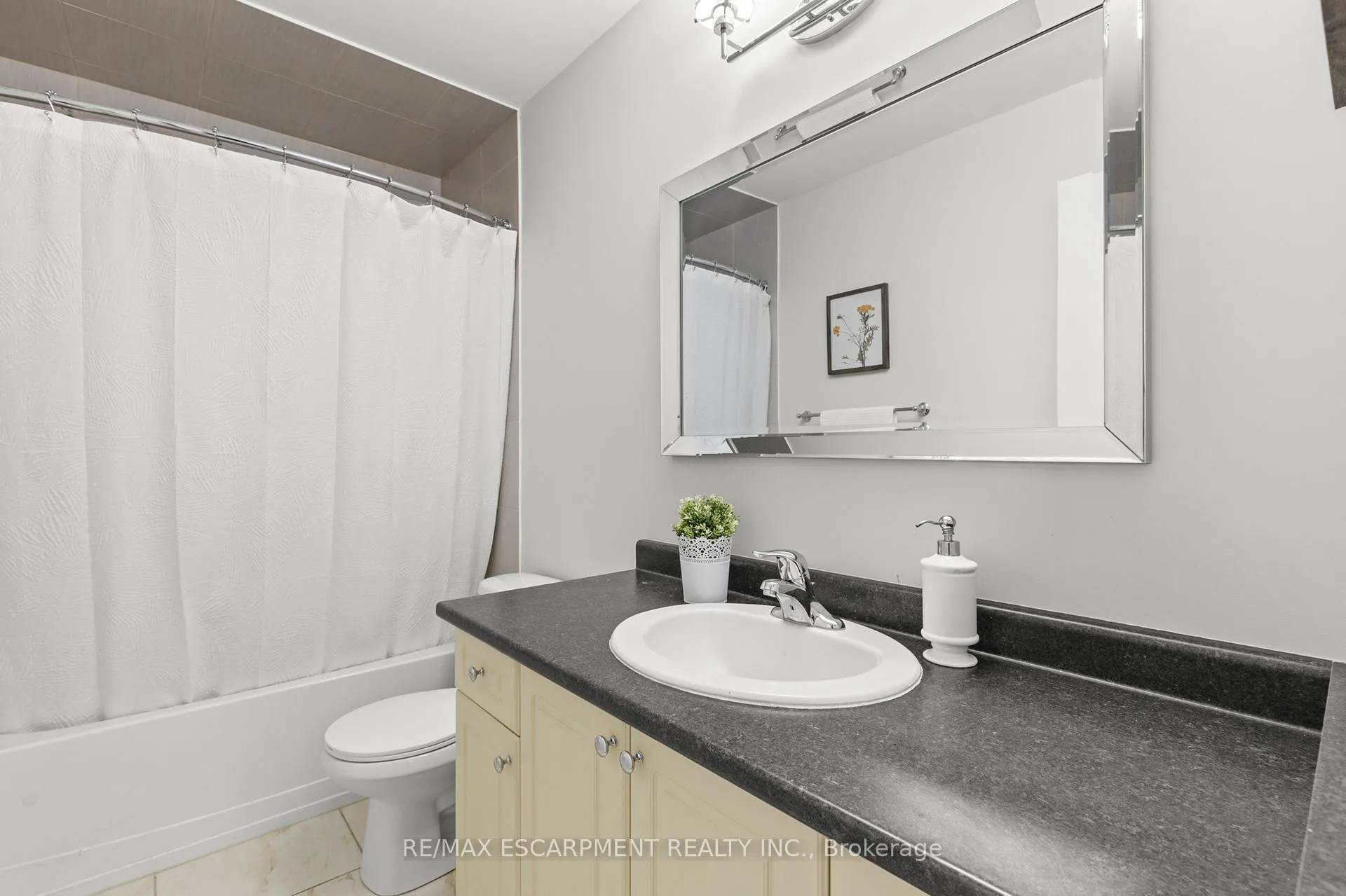 Photo 29 of Unit 37, 170 Palacebeach Trail, Hamilton, Stoney Creek — HOMEH