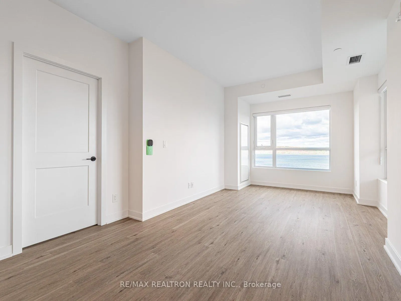 Photo 10 of Unit 506, 56 Lakeside Terrace, Barrie, Little Lake — HOMEH