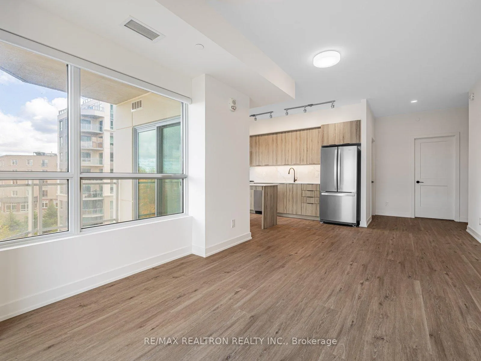 Photo 12 of Unit 506, 56 Lakeside Terrace, Barrie, Little Lake — HOMEH