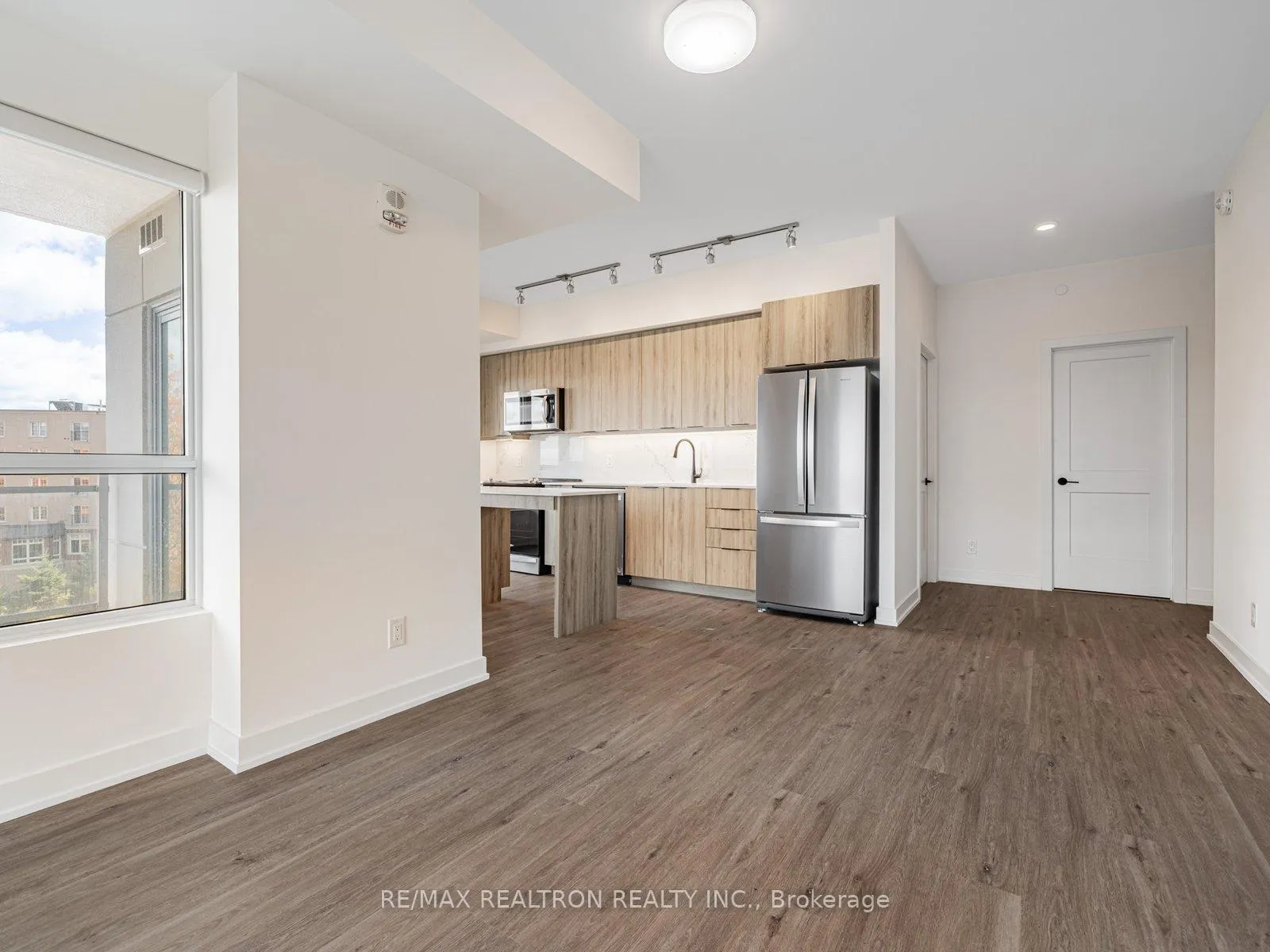 Photo 14 of Unit 506, 56 Lakeside Terrace, Barrie, Little Lake — HOMEH