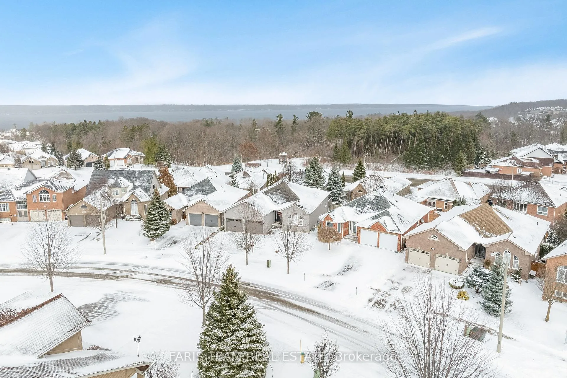 Photo 2 of 18 Todd Drive, Barrie, Innis-Shore — HOMEH