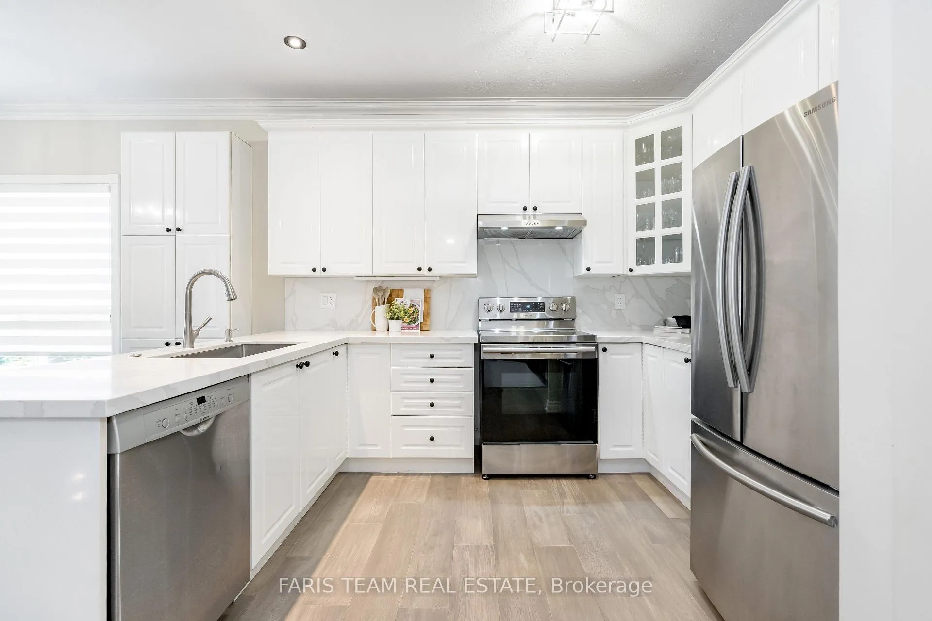 Photo 4 of 18 Todd Drive, Barrie, Innis-Shore — HOMEH