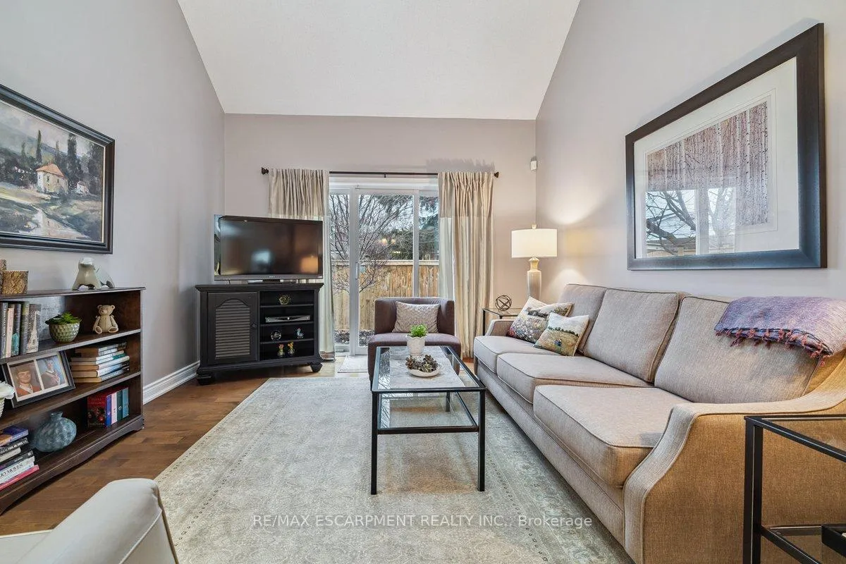 Photo 6 of Unit 3, 1019 North Shore Boulevard E, Burlington, LaSalle — HOMEH