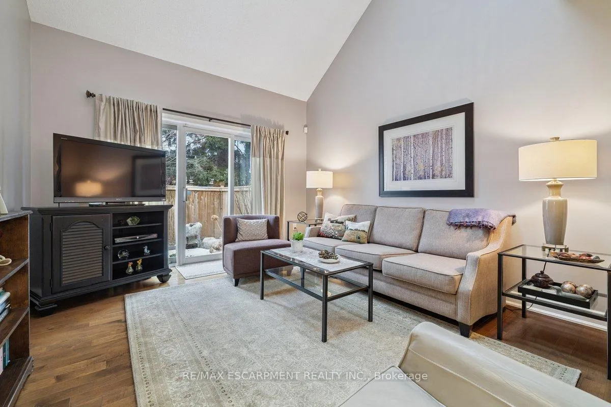 Photo 7 of Unit 3, 1019 North Shore Boulevard E, Burlington, LaSalle — HOMEH