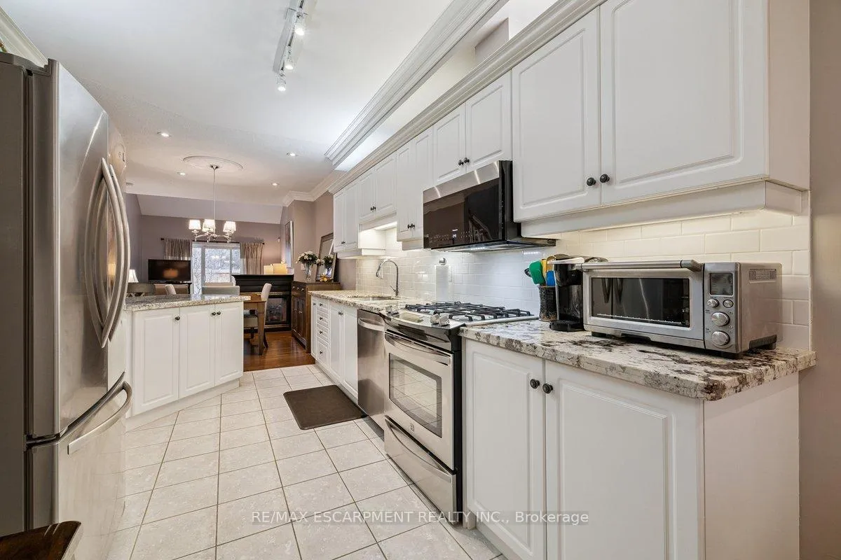 Photo 12 of Unit 3, 1019 North Shore Boulevard E, Burlington, LaSalle — HOMEH