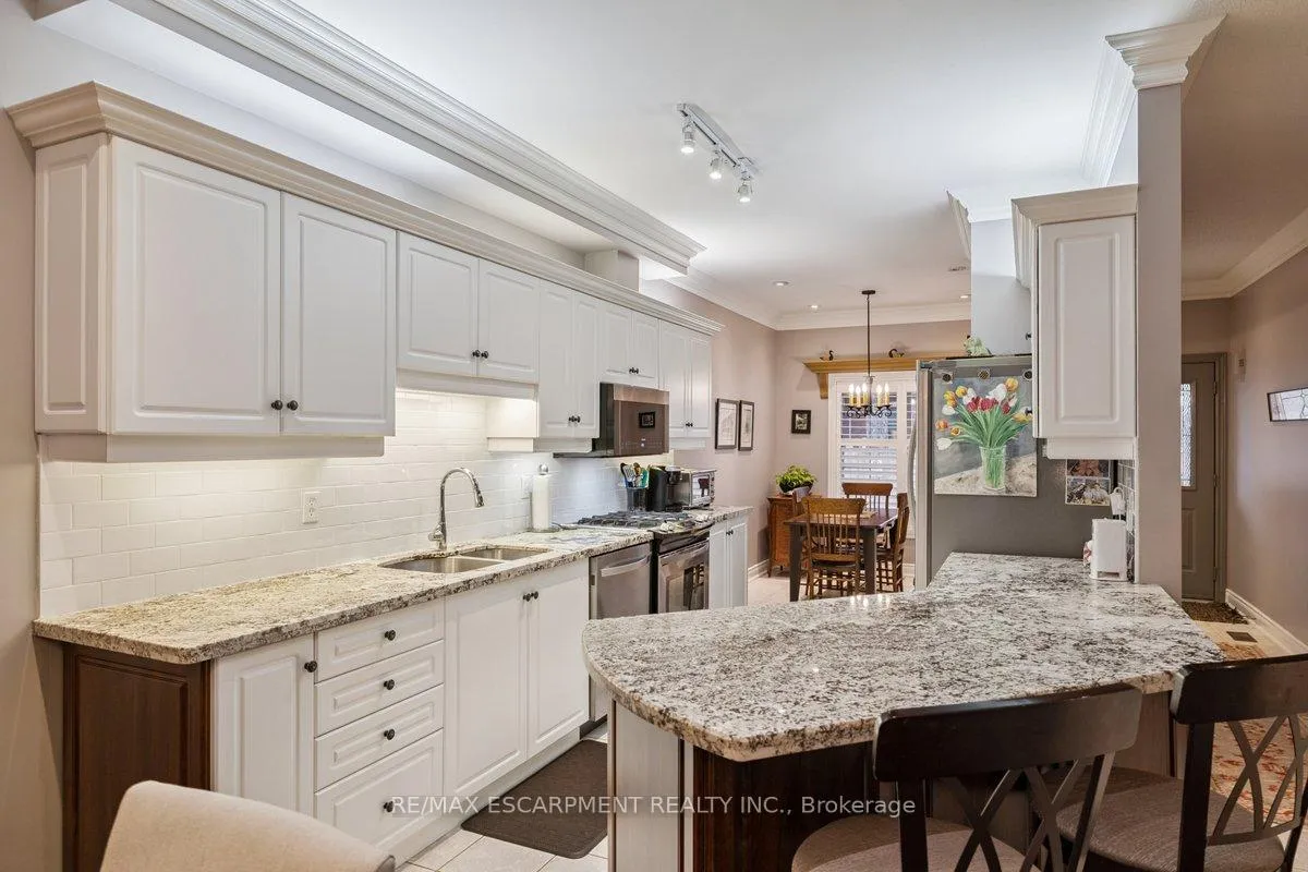 Photo 13 of Unit 3, 1019 North Shore Boulevard E, Burlington, LaSalle — HOMEH