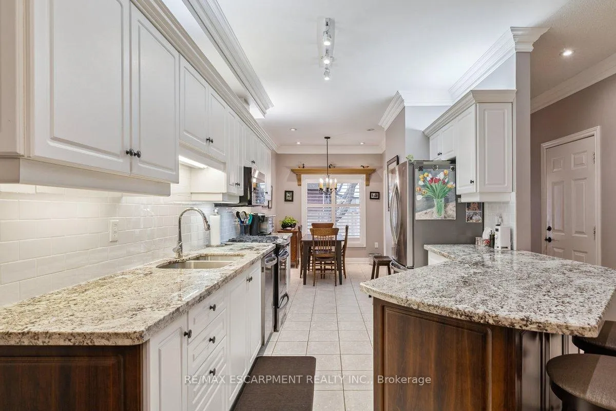Photo 14 of Unit 3, 1019 North Shore Boulevard E, Burlington, LaSalle — HOMEH
