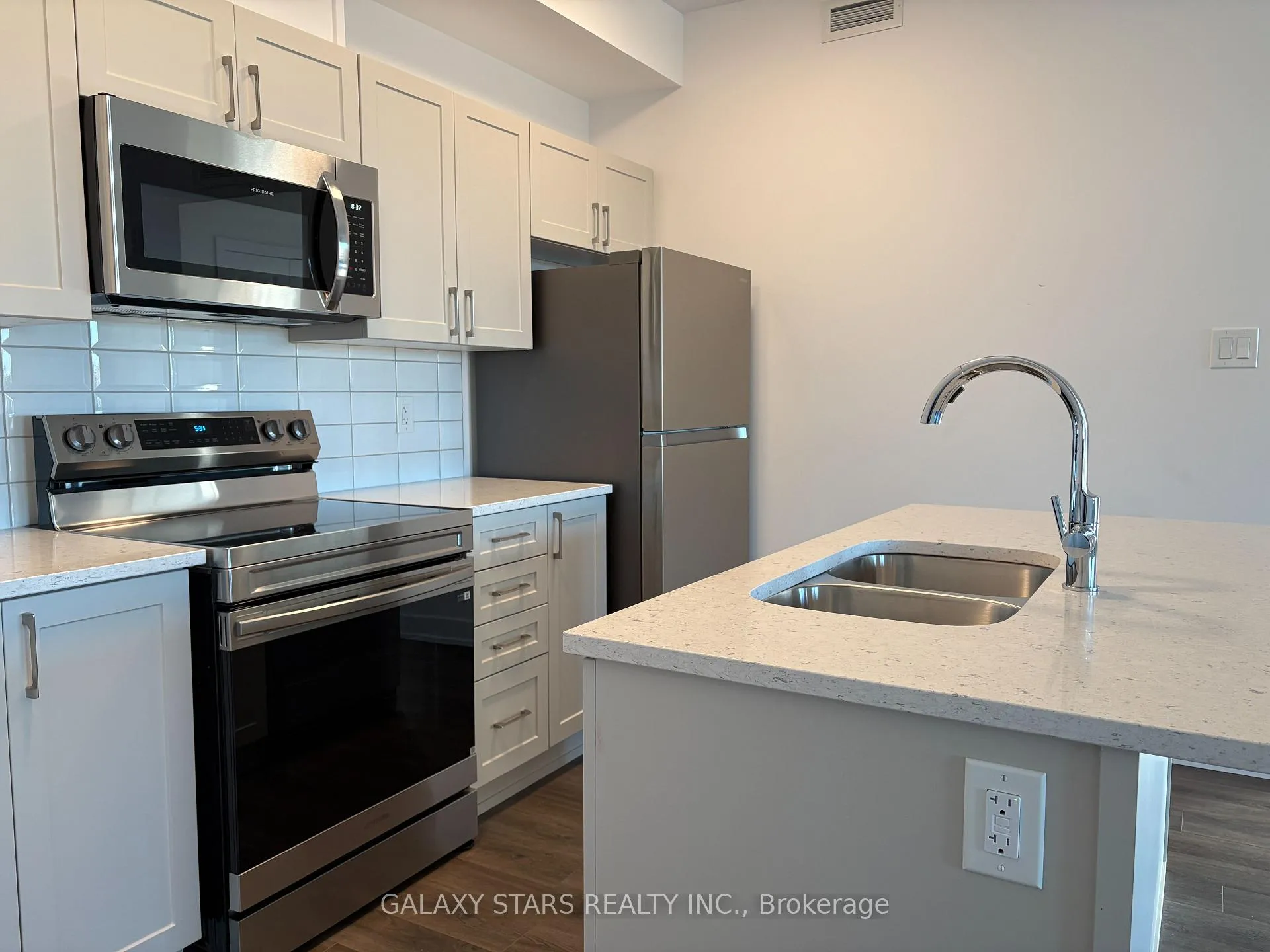 Photo 3 of 1207 Silhouette Private, Ottawa, Barrhaven - Cedargrove/Fraserdale — HOMEH