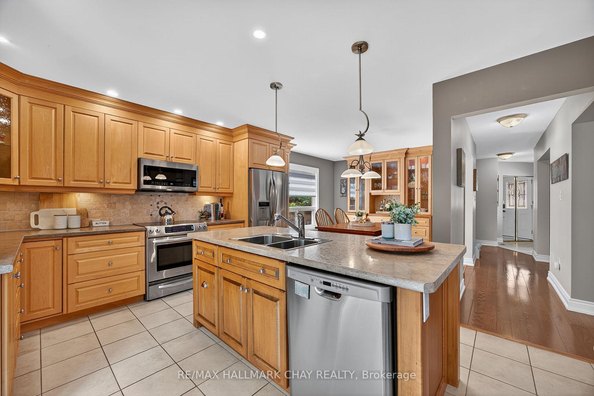 Photo 4 of 65 McDougall Drive, Barrie, West Bayfield — HOMEH