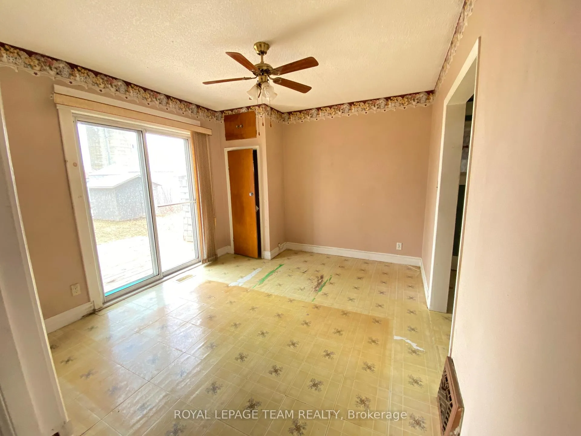 Photo 11 of 204 Baskin Drive E, Arnprior — HOMEH