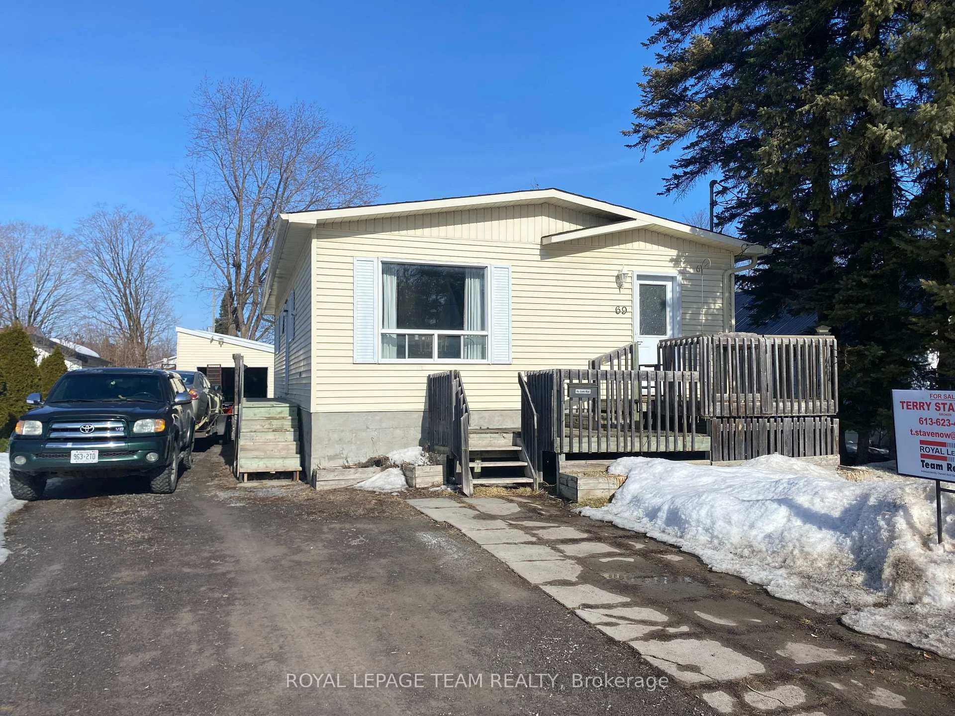 Photo 3 of 204 Baskin Drive E, Arnprior — HOMEH