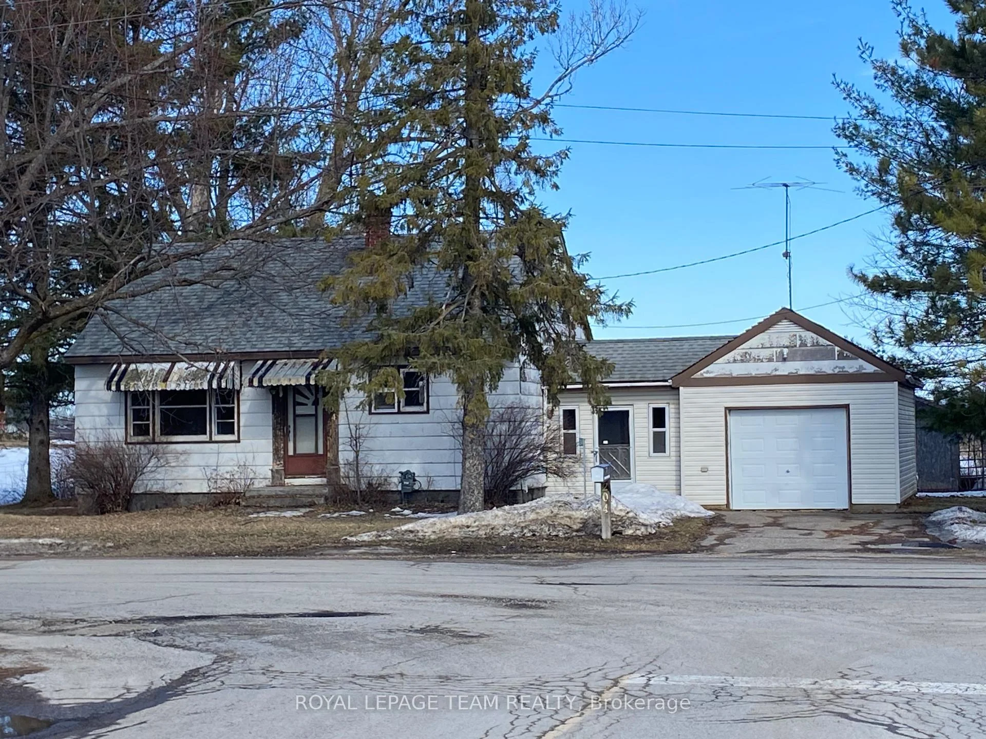 Photo 5 of 204 Baskin Drive E, Arnprior — HOMEH
