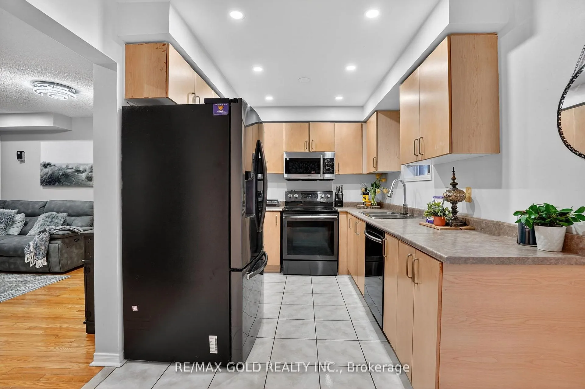 Photo 10 of 25 Spencer Drive, Brampton, Fletcher's Meadow — HOMEH