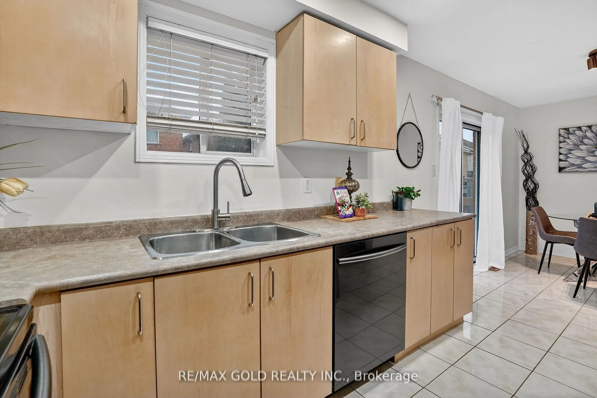 Photo 12 of 25 Spencer Drive, Brampton, Fletcher's Meadow — HOMEH