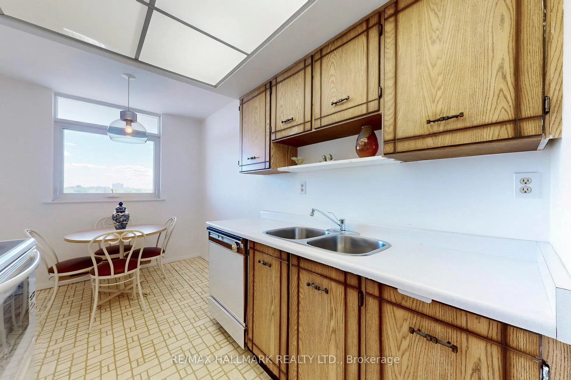 Photo 8 of Unit 1107, 7811 Yonge Street, Markham, Thornhill — HOMEH
