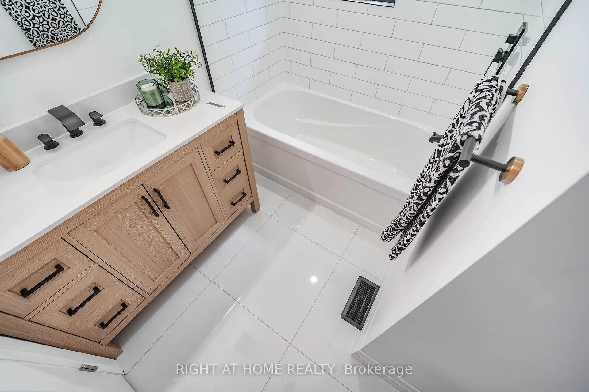 Photo 23 of 127 Duvernet Avenue, Toronto, East End-Danforth — HOMEH