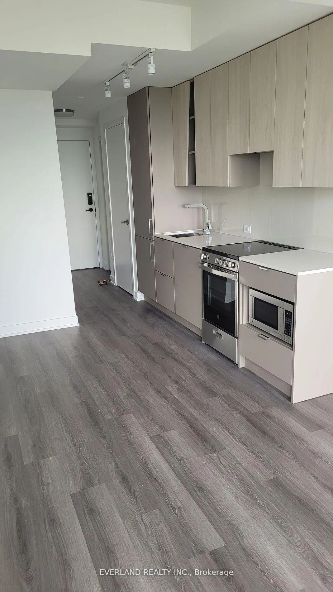 Front of Unit 908, 3883 Quartz Road