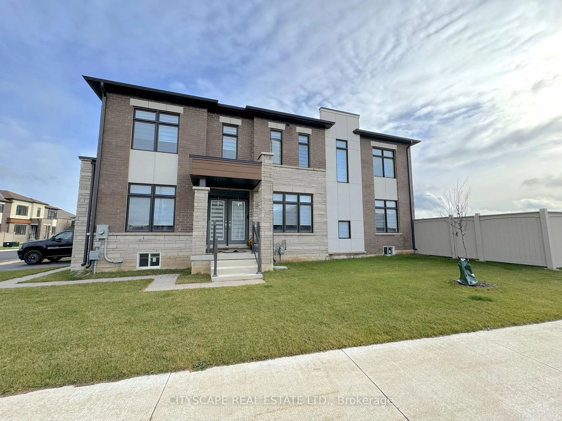 Photo 2 of 4 Pond View Gate, Hamilton, Waterdown — HOMEH