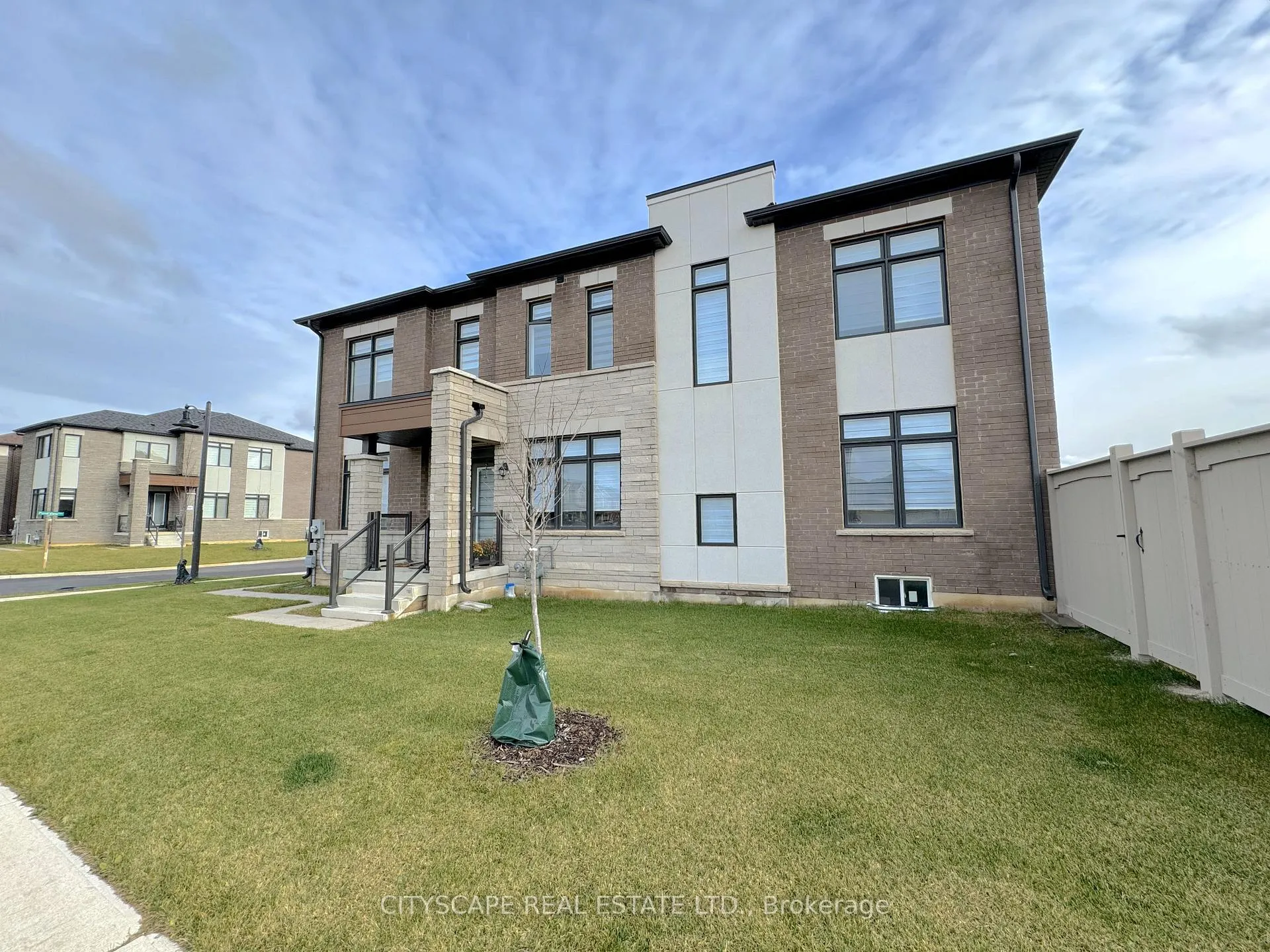 Photo 3 of 4 Pond View Gate, Hamilton, Waterdown — HOMEH