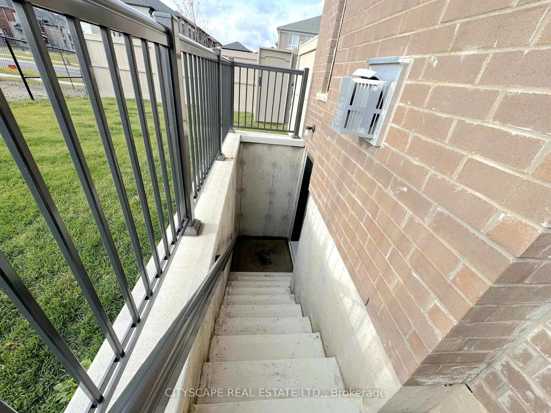 Photo 33 of 4 Pond View Gate, Hamilton, Waterdown — HOMEH