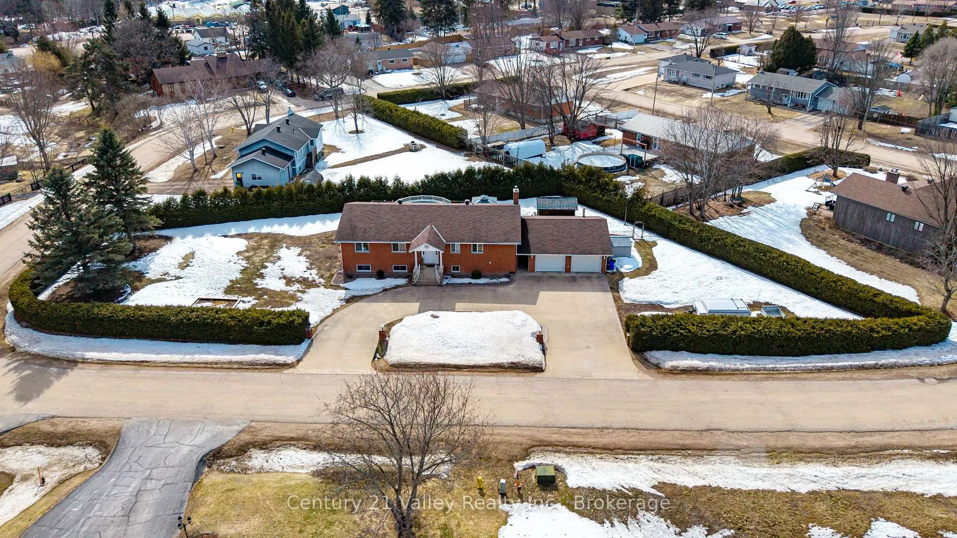 Photo 2 of 690 Pineridge Crescent, Petawawa — HOMEH