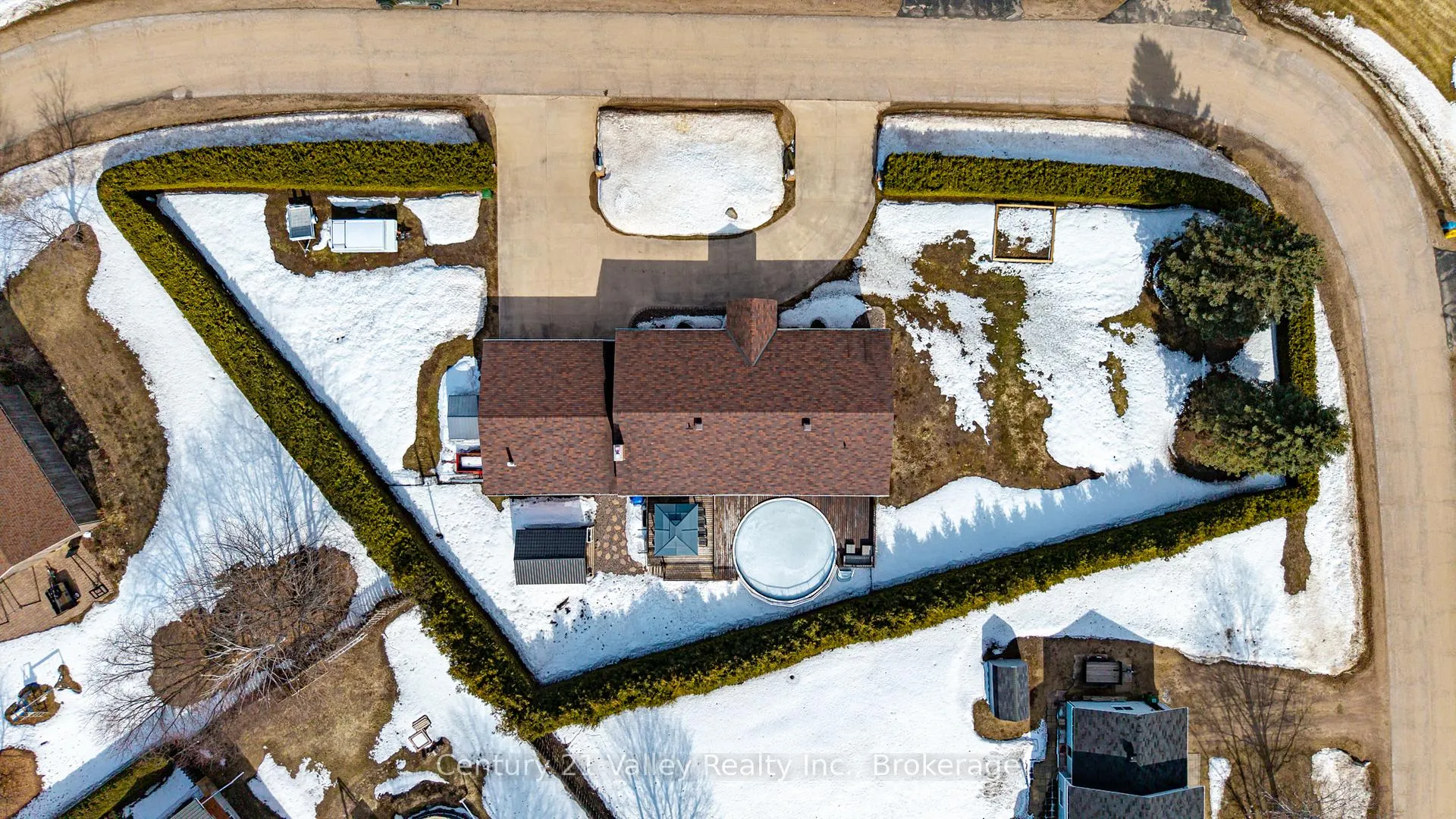 Photo 3 of 690 Pineridge Crescent, Petawawa — HOMEH