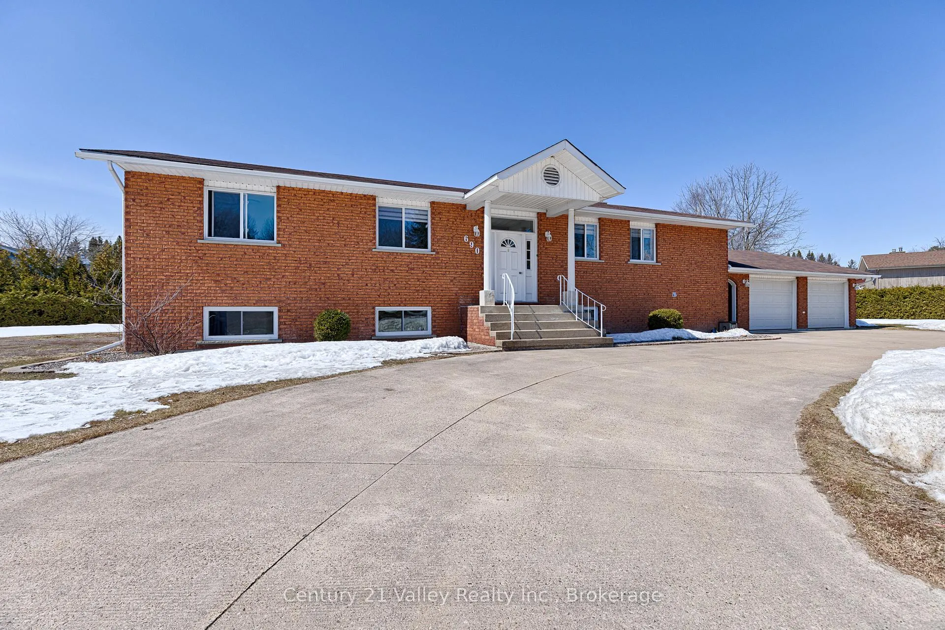 Photo 4 of 690 Pineridge Crescent, Petawawa — HOMEH