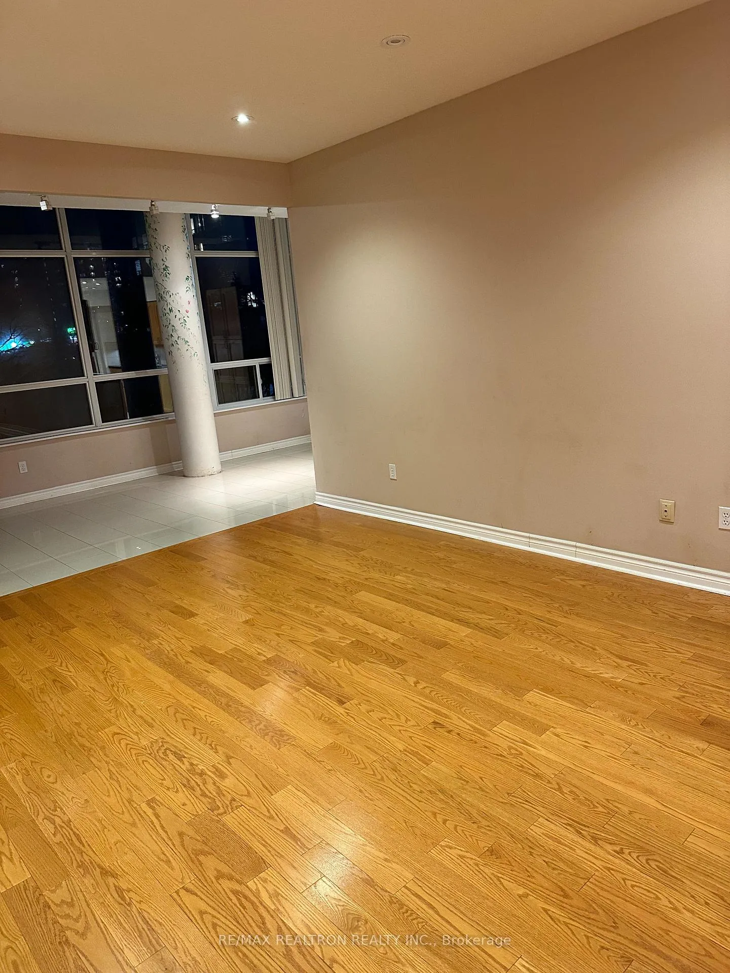 Photo 3 of Unit #107, 11 Townsgate Drive, Vaughan, Crestwood-Springfarm-Yorkhill — HOMEH