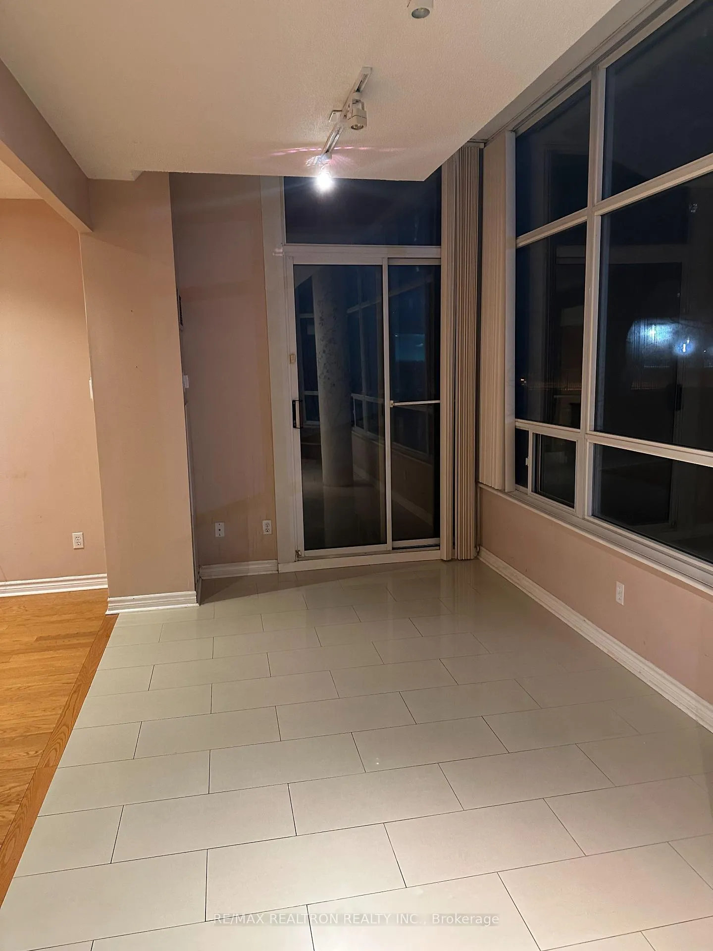 Photo 4 of Unit #107, 11 Townsgate Drive, Vaughan, Crestwood-Springfarm-Yorkhill — HOMEH