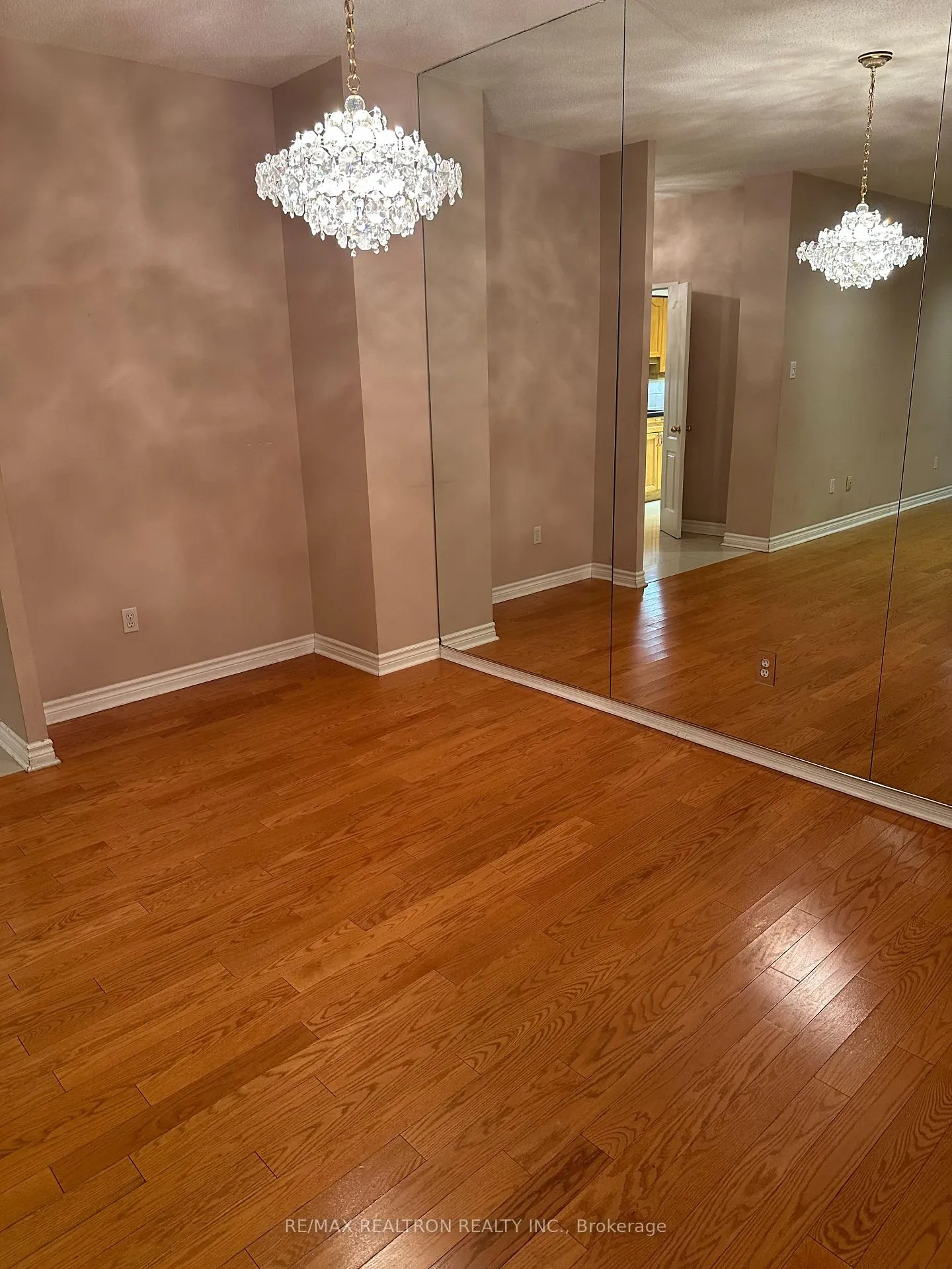 Photo 5 of Unit #107, 11 Townsgate Drive, Vaughan, Crestwood-Springfarm-Yorkhill — HOMEH