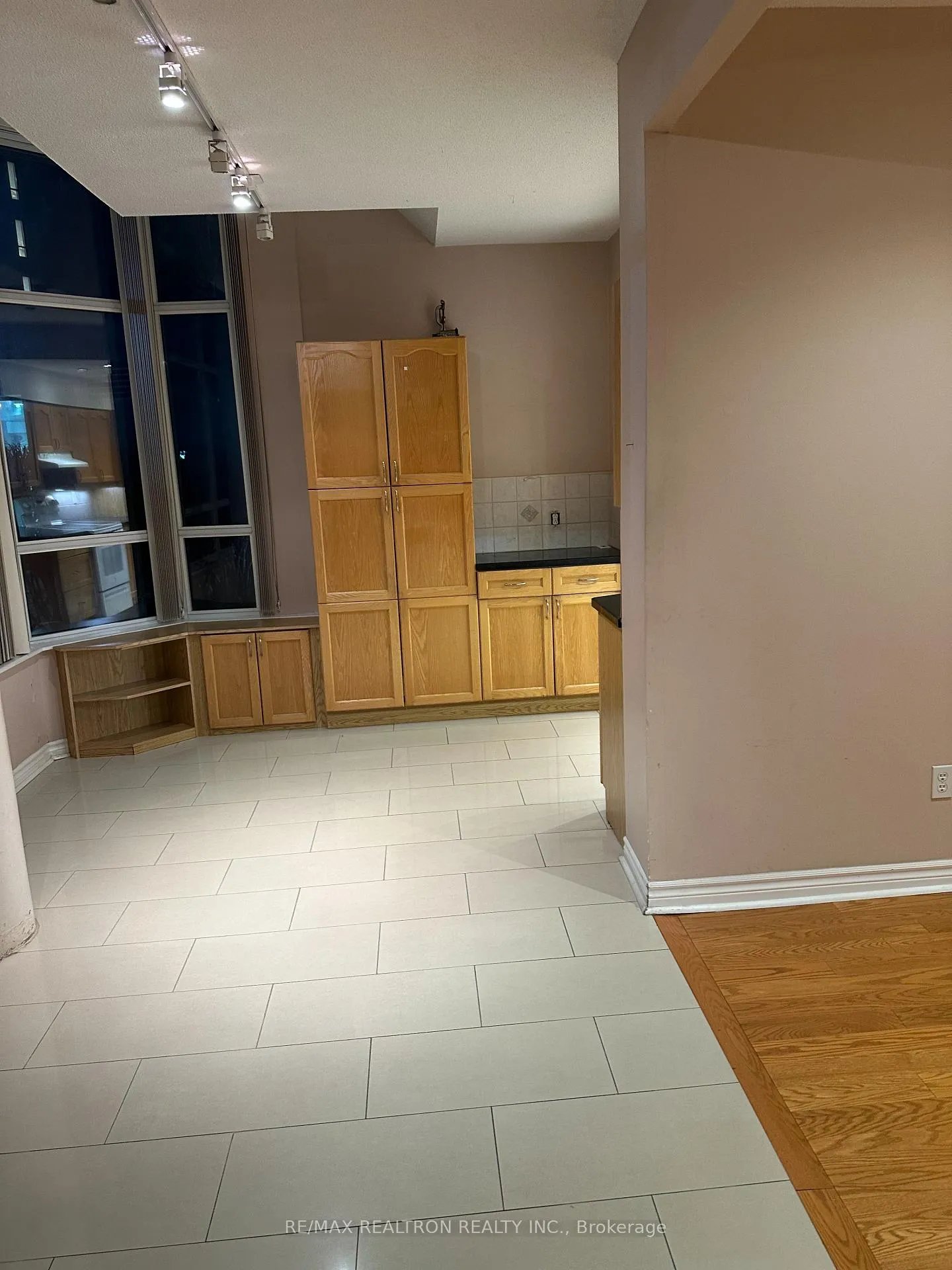 Photo 7 of Unit #107, 11 Townsgate Drive, Vaughan, Crestwood-Springfarm-Yorkhill — HOMEH
