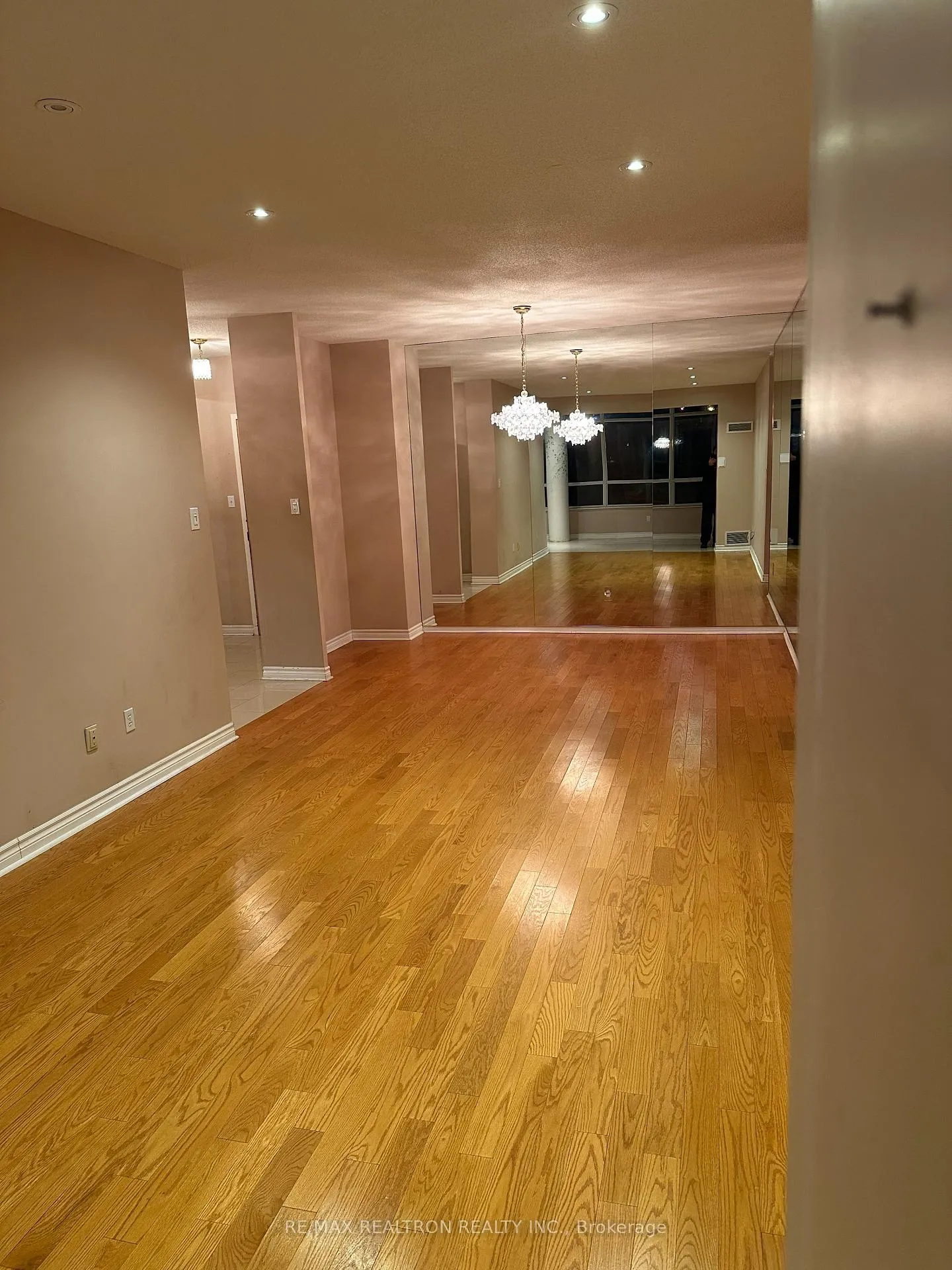 Photo 8 of Unit #107, 11 Townsgate Drive, Vaughan, Crestwood-Springfarm-Yorkhill — HOMEH