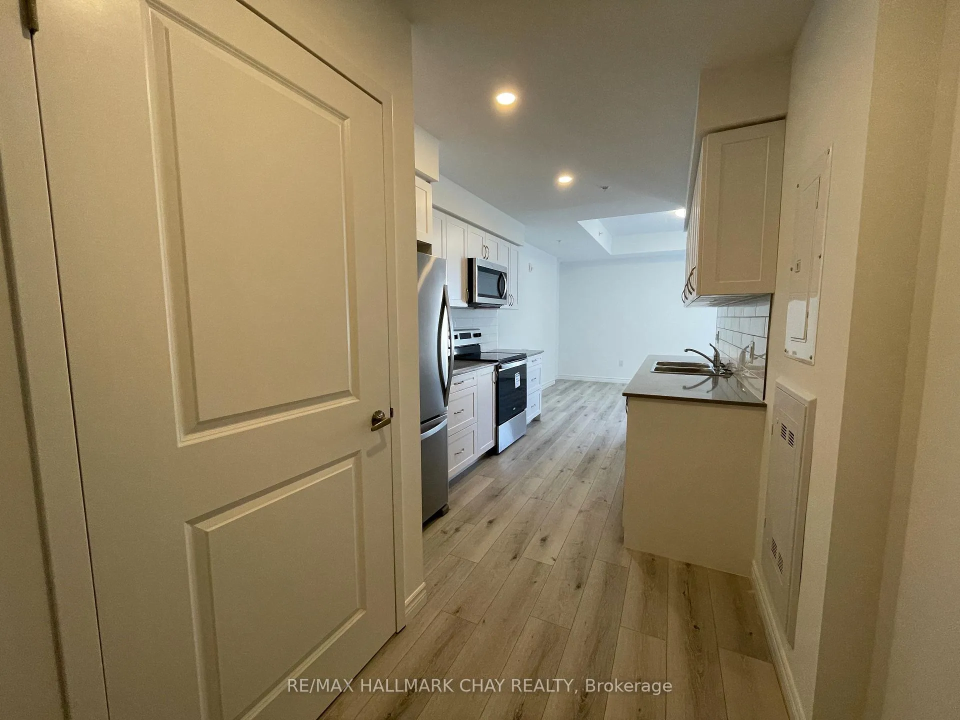 Photo 5 of Unit 809, 30 Hanmer Street W, Barrie, West Bayfield — HOMEH