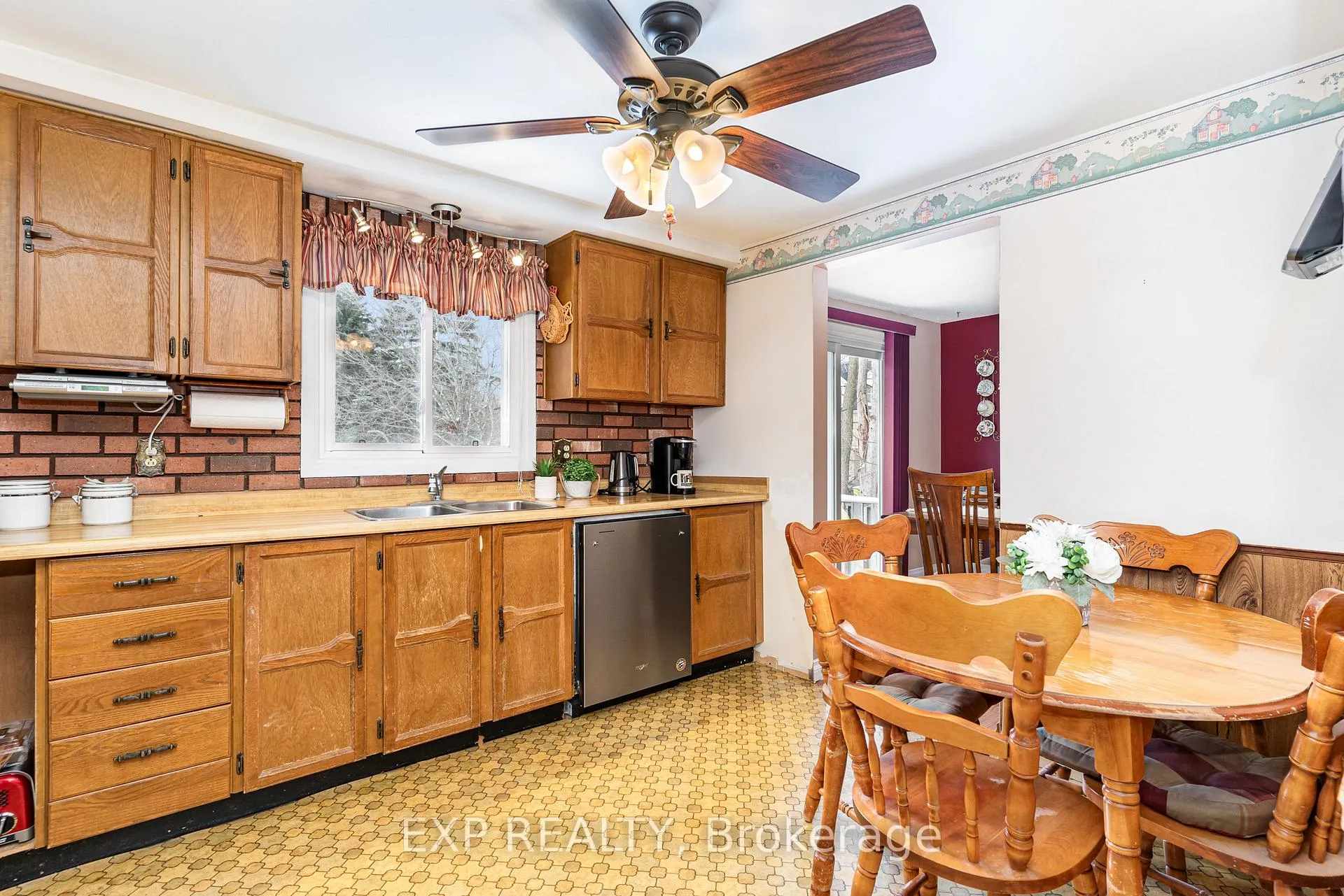 Photo 8 of 90 Penetanguishene Road, Barrie, North Shore — HOMEH
