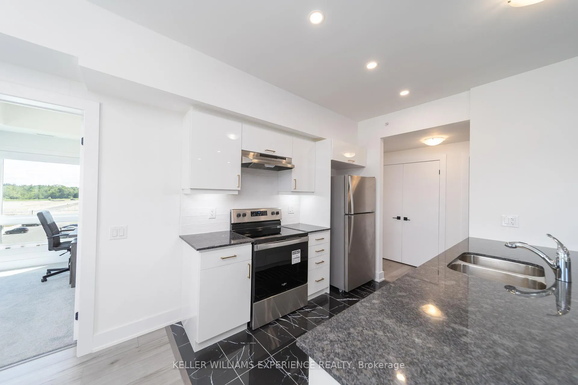 Photo 8 of Unit 401, 8 Culinary Lane, Barrie, Innis-Shore — HOMEH