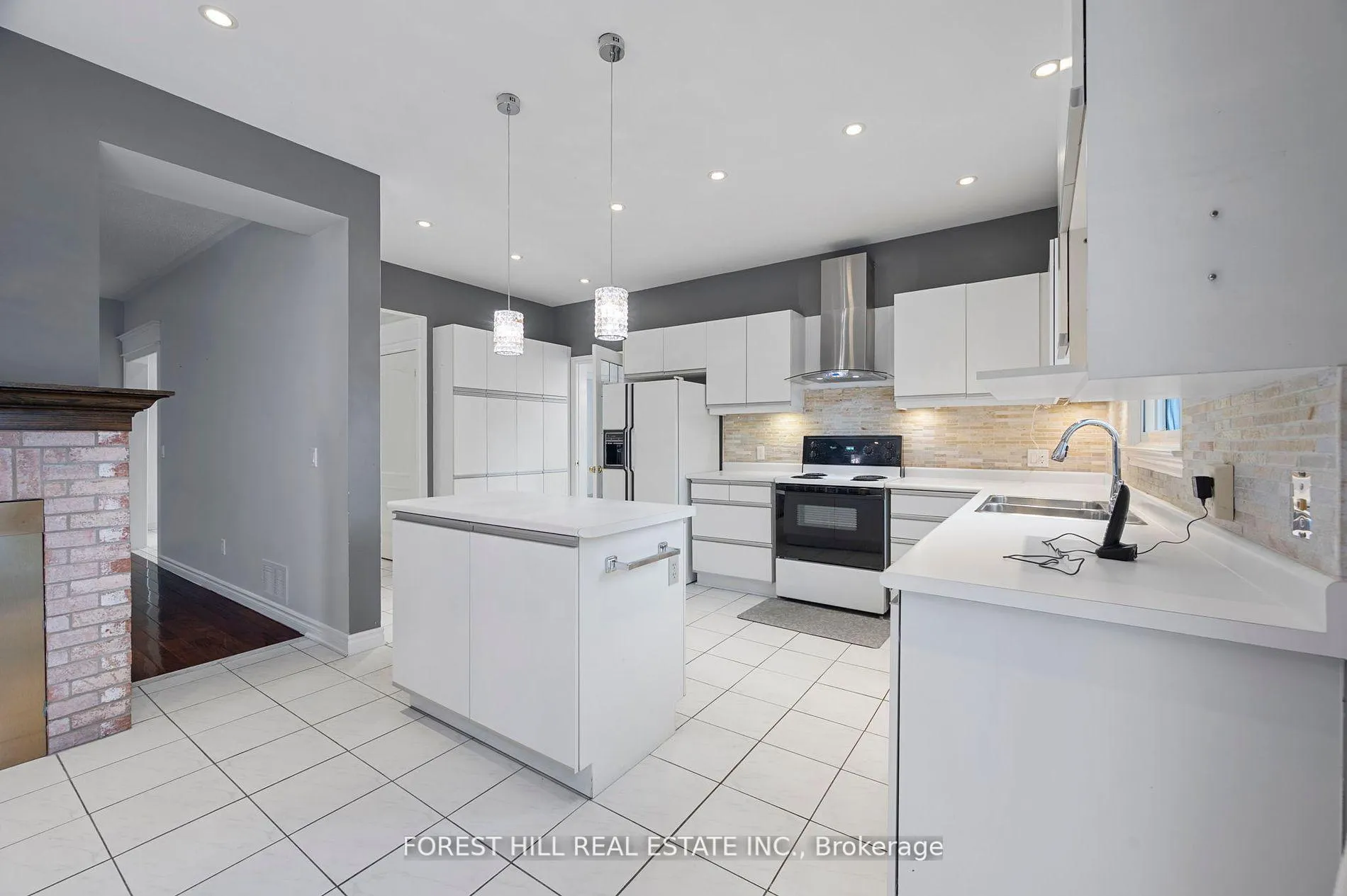 Photo 8 of 38 Worth Boulevard, Vaughan, Beverley Glen — HOMEH