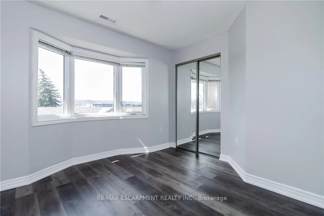 Photo 10 of Unit 56, 515 North Service Road, Hamilton, Stoney Creek — HOMEH