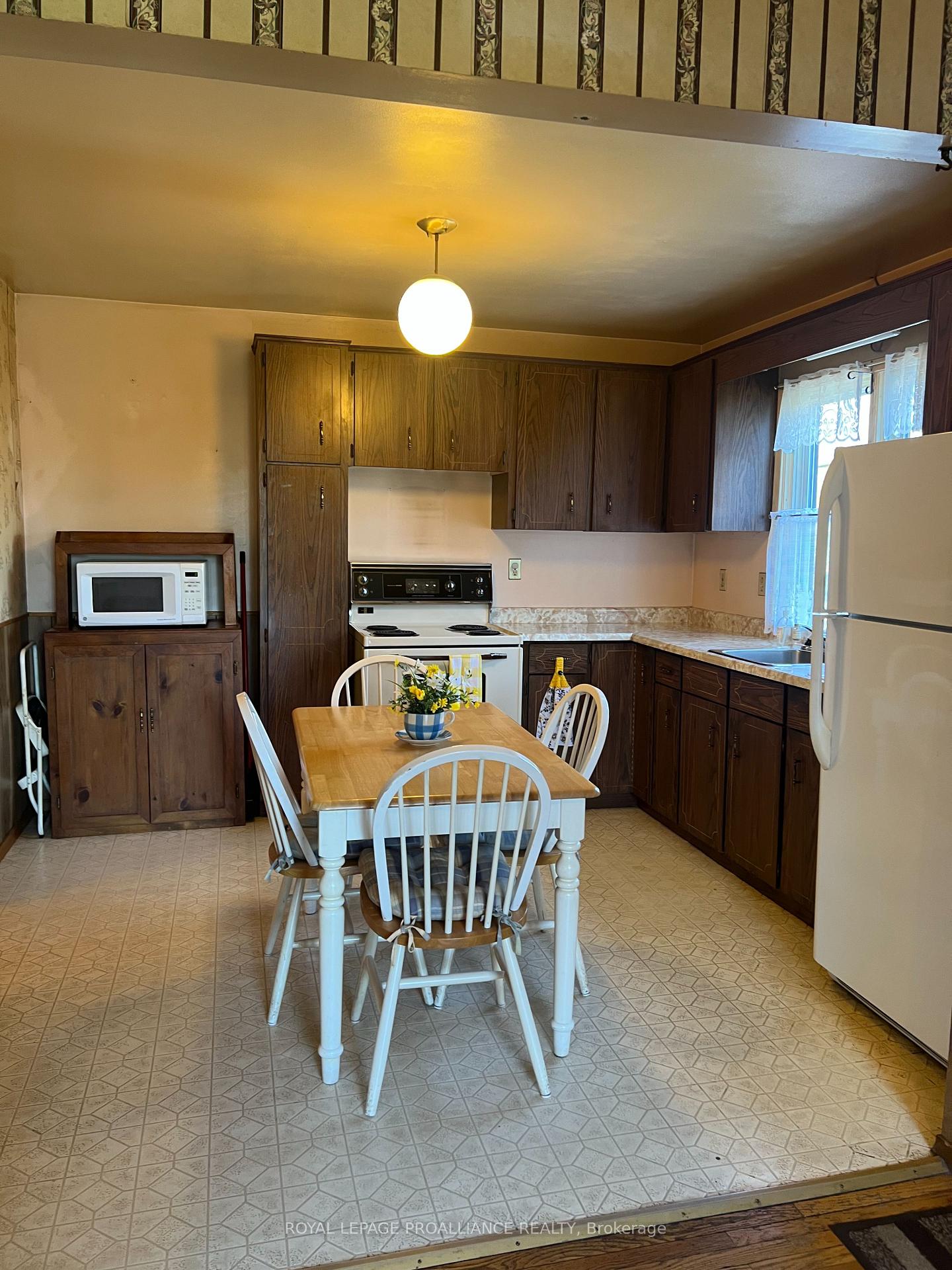 Photo 3 of 48 Gilbert Street, Belleville, Belleville Ward — HOMEH
