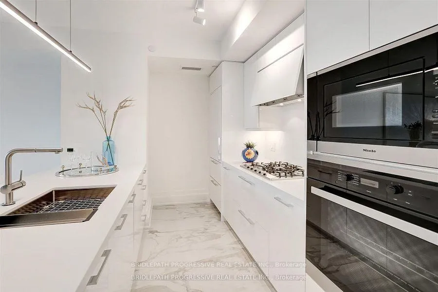 Photo 5 of Unit 202, 3 Southvale Drive, Toronto, Leaside — HOMEH
