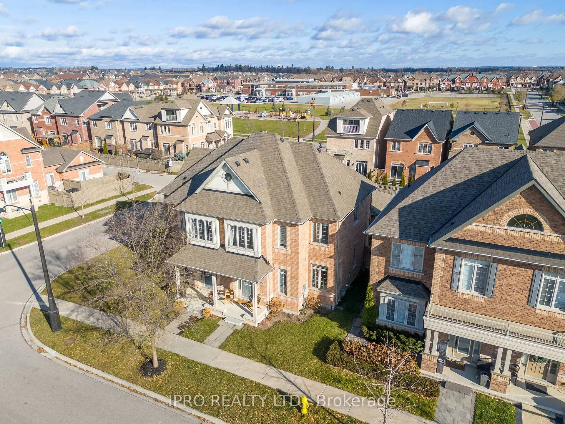 Photo 3 of 174 Moody Drive, Vaughan, Kleinburg — HOMEH
