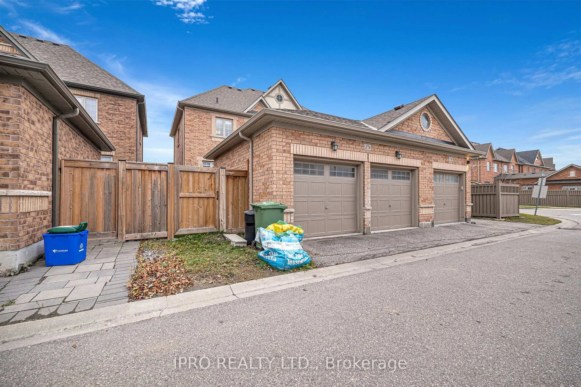 Photo 33 of 174 Moody Drive, Vaughan, Kleinburg — HOMEH