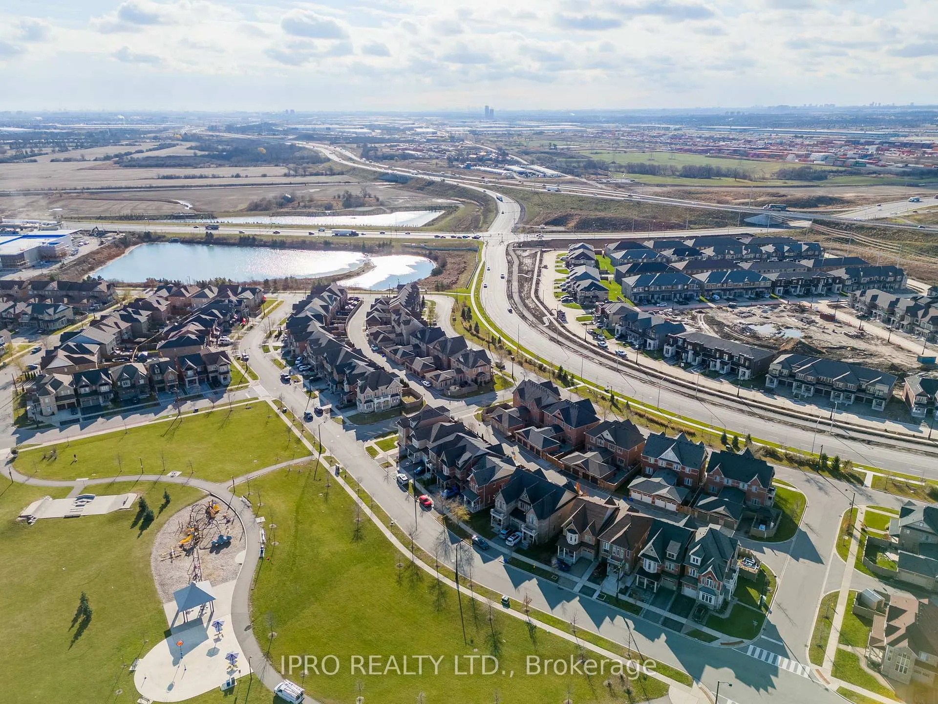 Photo 35 of 174 Moody Drive, Vaughan, Kleinburg — HOMEH