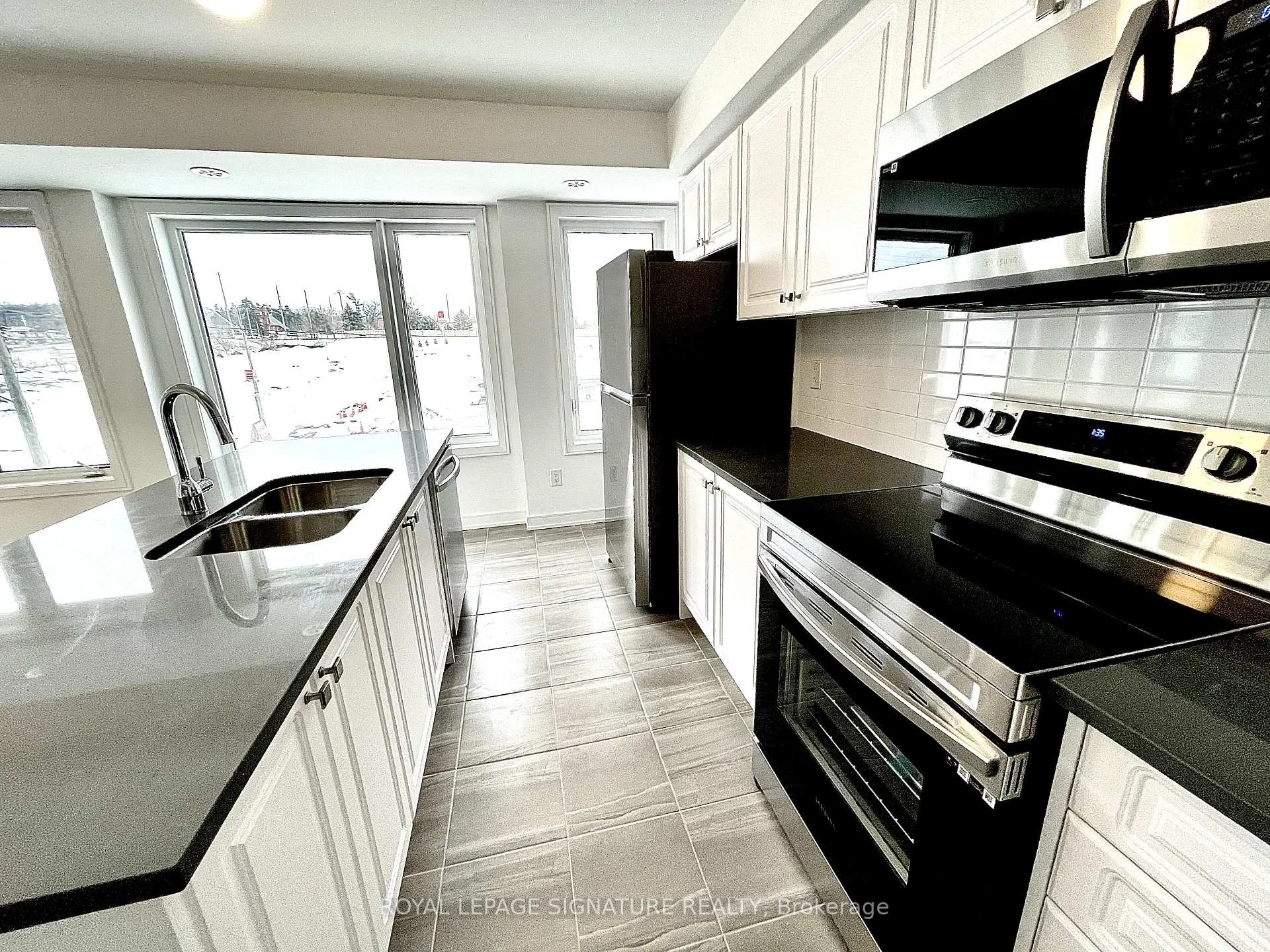 Photo 10 of 36 Magnolia Lane, Barrie, Innis-Shore — HOMEH