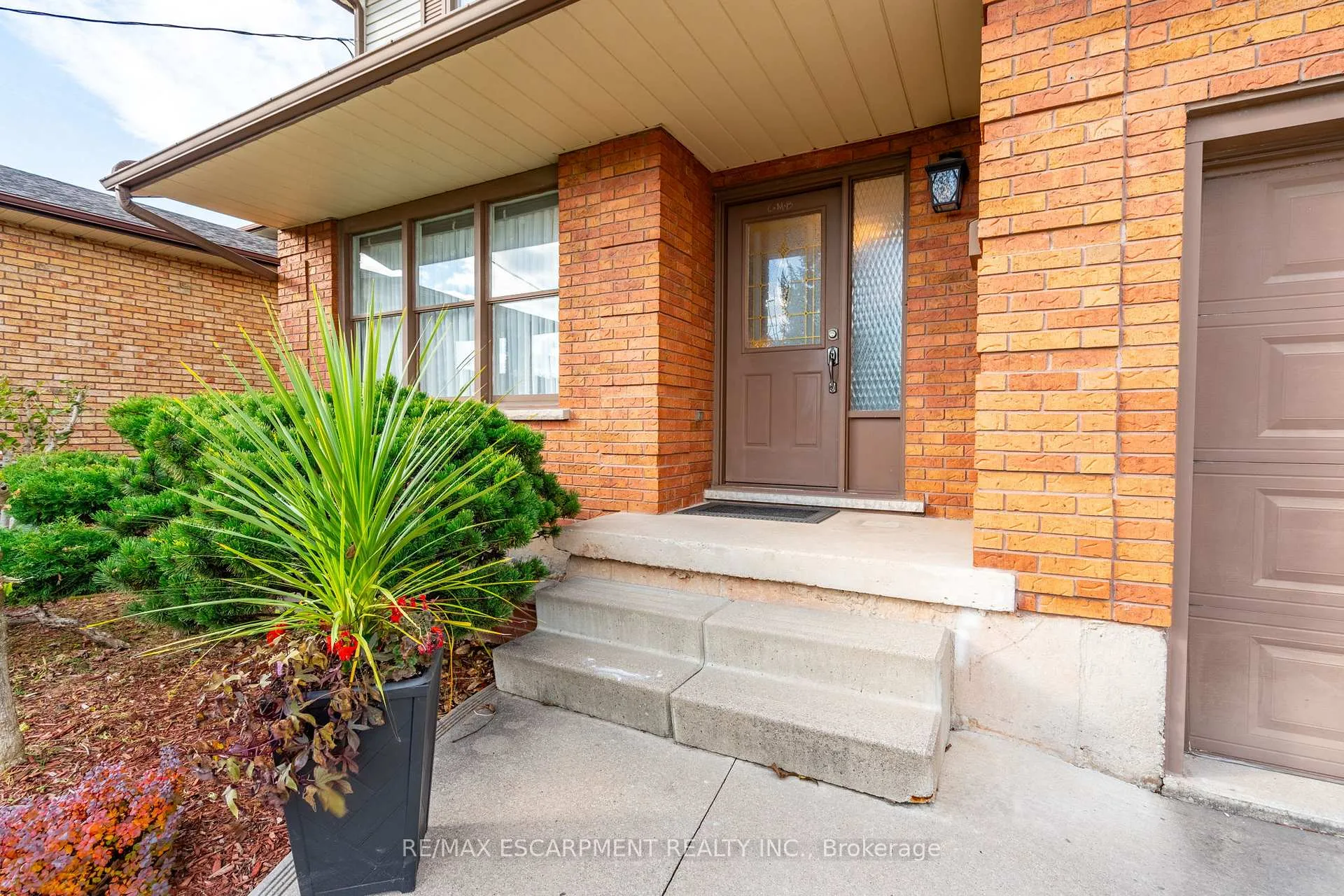 Photo 3 of 145 Homeside Avenue, Hamilton, Stoney Creek — HOMEH