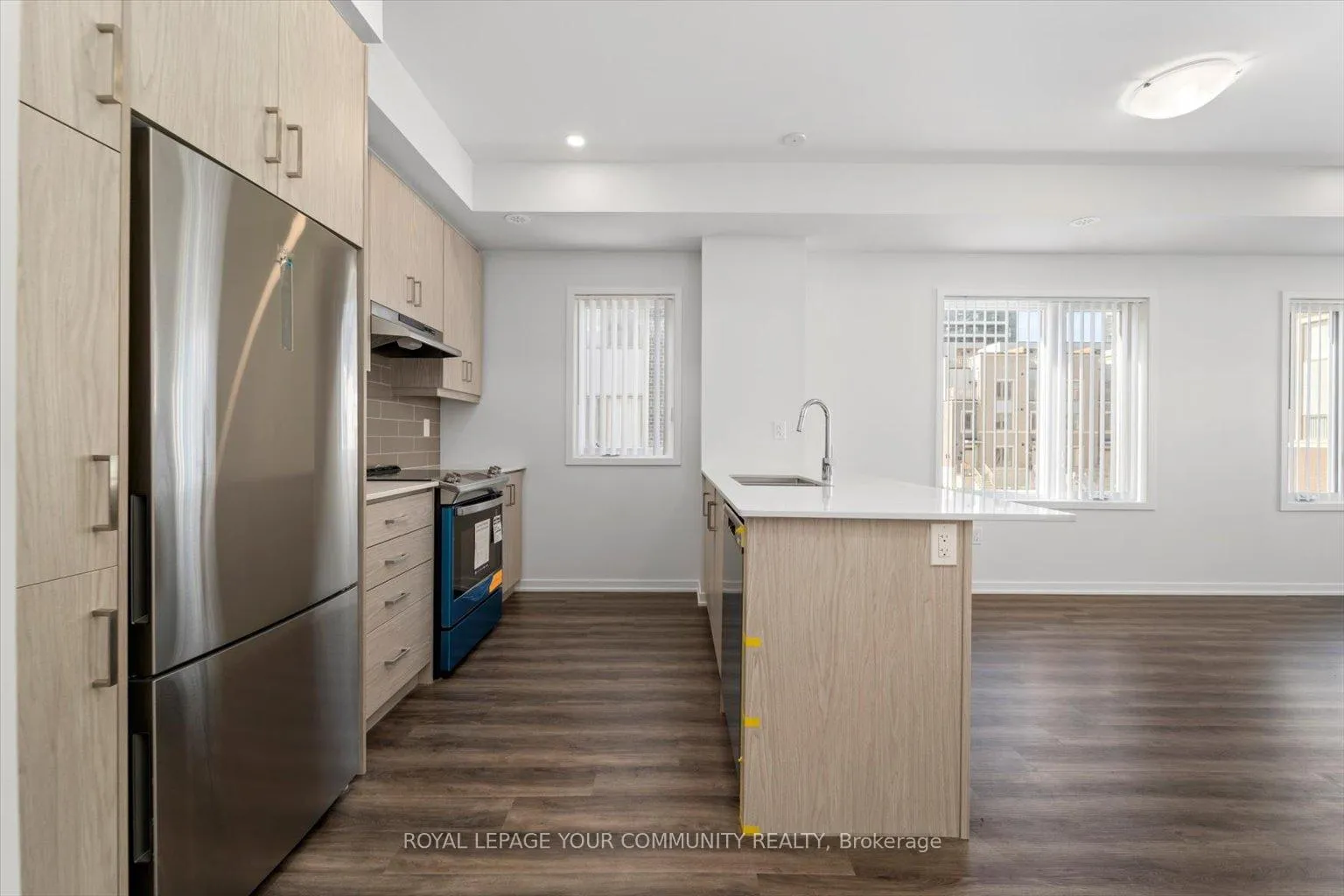 Photo 4 of Unit TH 207, 141 Honeycrisp Crescent, Vaughan, Concord — HOMEH