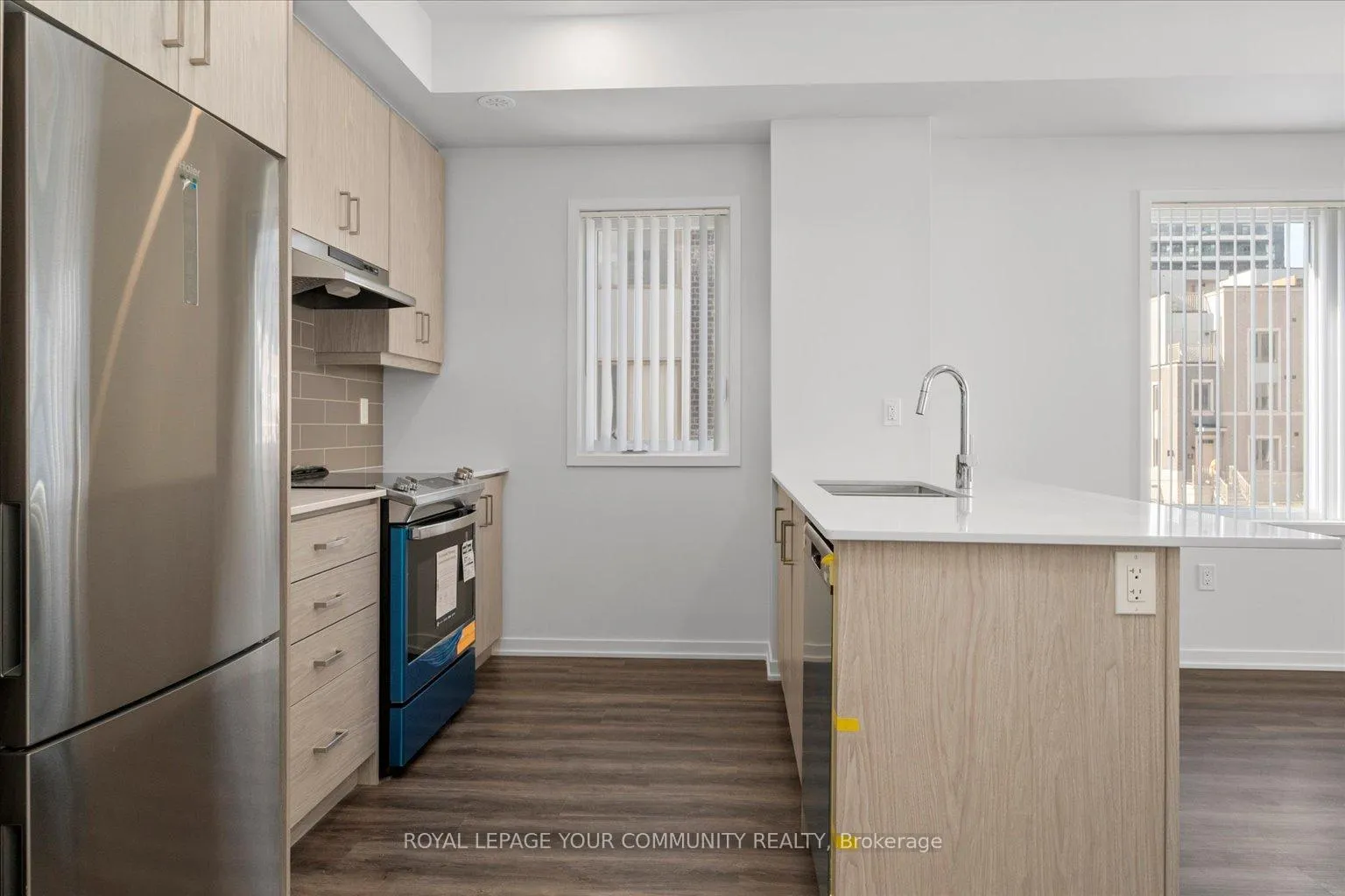 Photo 5 of Unit TH 207, 141 Honeycrisp Crescent, Vaughan, Concord — HOMEH