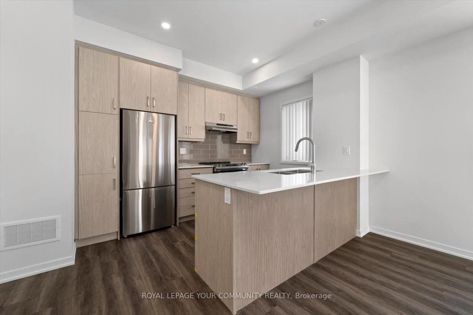 Photo 6 of Unit TH 207, 141 Honeycrisp Crescent, Vaughan, Concord — HOMEH