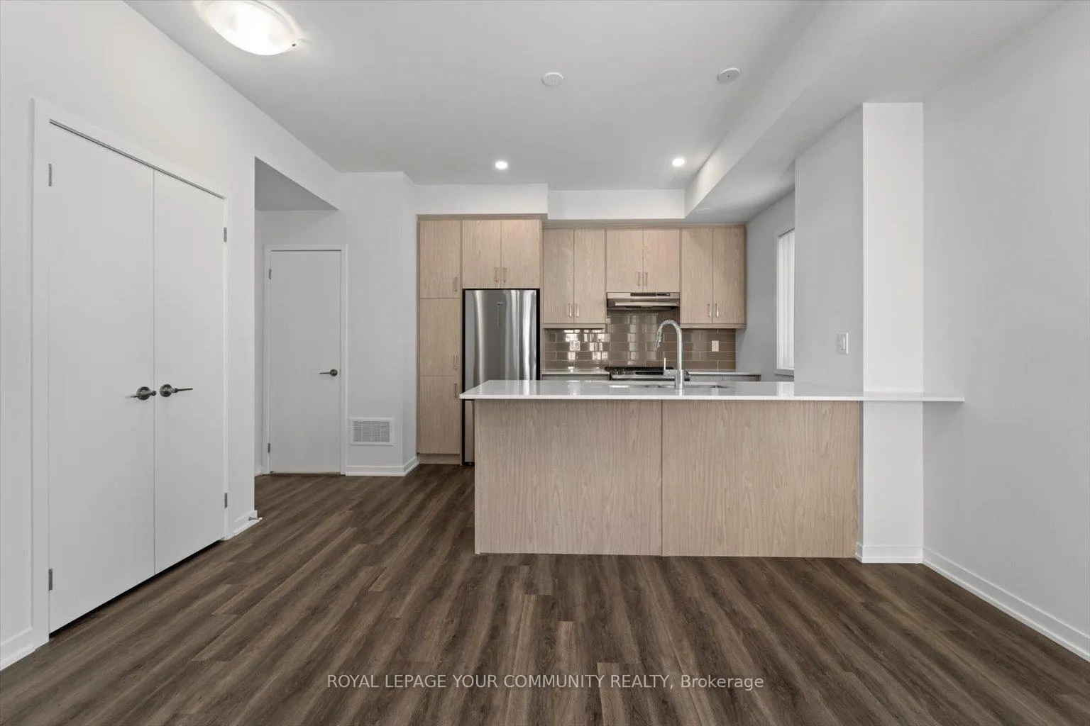 Photo 7 of Unit TH 207, 141 Honeycrisp Crescent, Vaughan, Concord — HOMEH